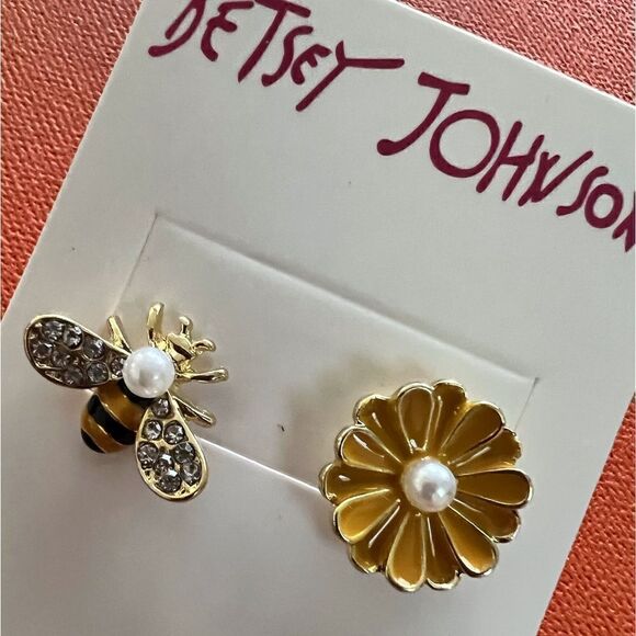 🌻 Betsey Johnson mismatched bumblebee & flower earrings 🌻 - Picture 1 of 6